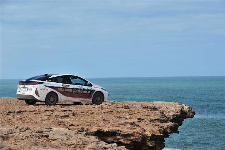 La Toyota Prius hybride rechargeable a parcouru plus de 7 000 km sur routes et pistes entre Paris et Dakar