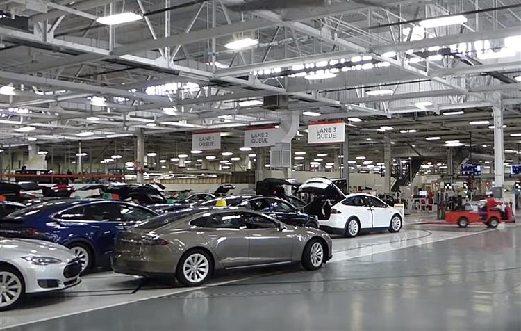 À la suite de nombreux départs, Tesla annonce une restructuration rigoureuse de sa direction
