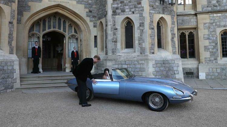 Jaguar a mis à disposition des jeunes mariés son prototype électrique Type E-Zero pour rejoindre la soirée privée