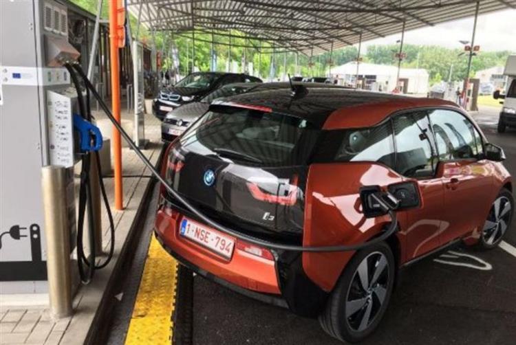 Sur le territoire de Bruxelles-Capitale, la ville de d’Auderghem exonère de taxes les exploitants de stations-services qui installeront une borne de recharge rapide pour voitures électriques