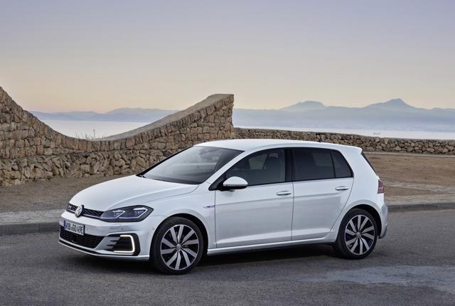 Après le Royaume-Uni et la France, c’est au tour de l’Allemagne de suspendre temporairement les prises de commandes des Volkswagen Golf et Passat GTE