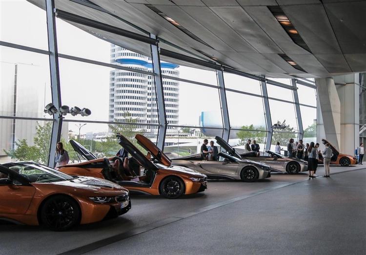 Déclinaison découvrable de la supercar hybride rechargeable, la BMW i8 Roadster a démarré ses premières livraisons en Allemagne