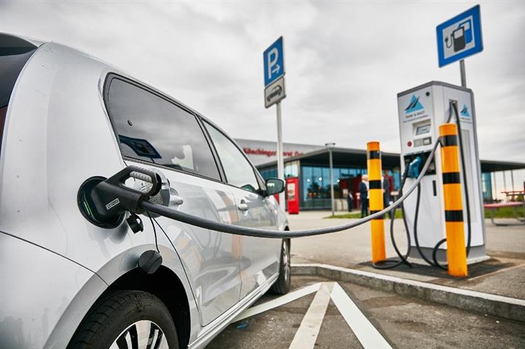 La Commission européenne a lancé une procédure à l’encontre de l’Allemagne pour non-respect de la directive concernant l’infrastructure de charge pour carburants alternatifs