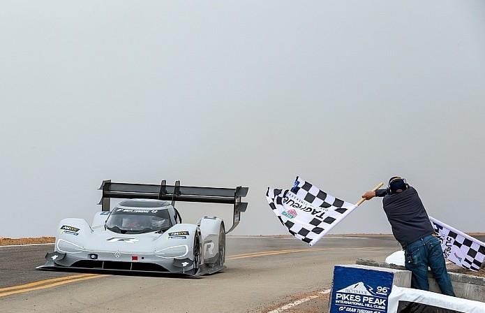 Au volant du prototype électrique Volkswagen I.D. R, le pilote Romain Dumas a pulvérisé le précédent record détenu par Sébastien Loeb sur Peugeot 208 T16
