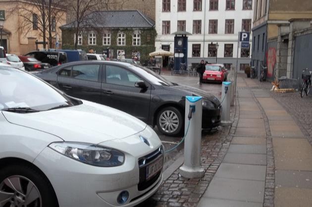 Plus de 1000 bornes de recharge pour véhicules électriques, dont une centaine de stations rapides, sont installées sur le territoire danois