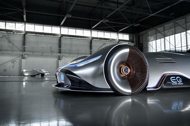 Au célèbre concours d’élégance californien, Mercedes-Benz a dévoilé son concept EQ Silver Arrow animé par une chaîne de traction électrique