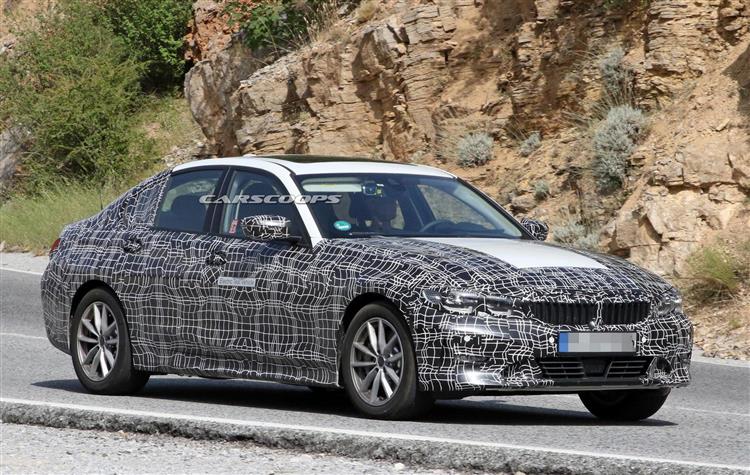 Après l’hybride rechargeable, la BMW Série 3 aura droit à une version électrique comme en témoigne ces premiers clichés (crédits : Carscoops)