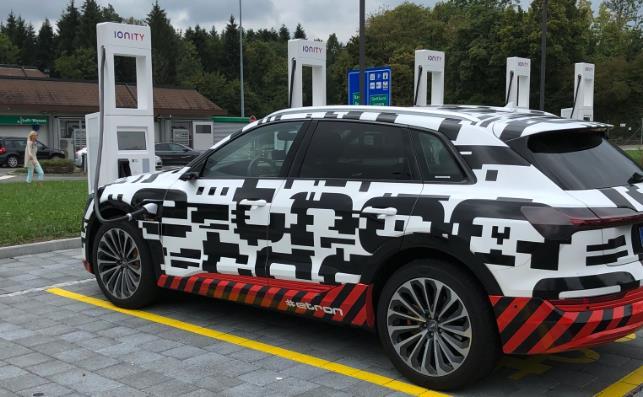 A dix jours de sa présentation à San Francisco, l’Audi e-tron quattro a été surpris branché sur une station de charge à haute puissance du réseau IONITY (crédits LURAG)