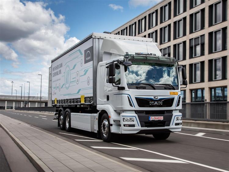 Premier camion électrique à être produit en petite série, le MAN eTGM embarque jusqu’à 185 kWh d’énergie et offre une autonomie réelle de 200 km
