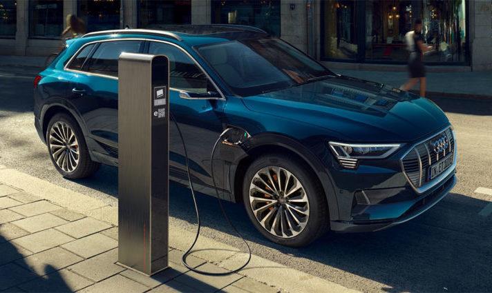 Premier véhicule électrique du constructeur, l’Audi e-tron est proposé avec une autonomie WLTP de 400 km, une charge haute puissance en 30 minutes et un tarif d’environ 80 000 euros