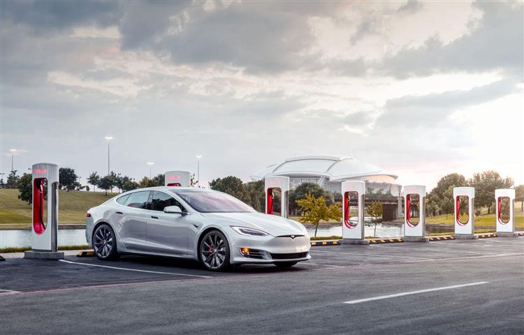 Pour limiter les stationnements abusifs en fin de charge sur ses Superchargeurs, Tesla a revu les conditions tarifaires de ses frais pour « occupation injustifiée »