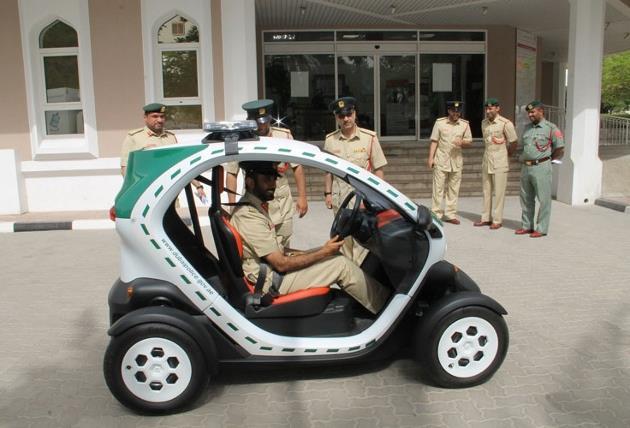 La police de la ville de Dubaï s’est équipée d'une Renault Twizy électrique en 2013. Cette dernière côtoie une Bugatti Veyron ou encore une Lamborghini Aventador