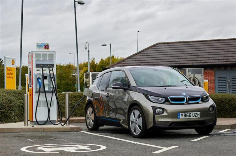Les ventes de véhicules électriques ont atteint un record le mois dernier, représentant 1 voiture neuve sur 12 achetée au Royaume-Uni