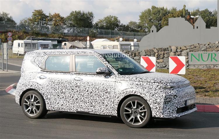 Surprise en tenue de camouflage en Allemagne, la seconde génération du Kia Soul EV bénéficiera de la chaîne de traction de son grand frère e-Niro et du cousin Hyundai Kona (crédits : Autoevolution)
