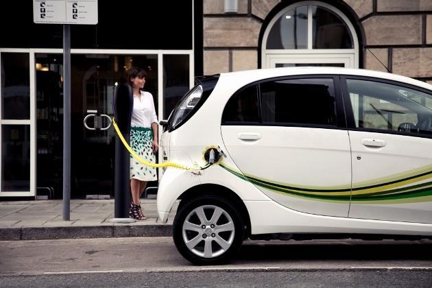 Borne de recharge rapide à chaque station-service d’autoroute, stationnement gratuit, plus de 6000 euros d’aides à l’achat d’un véhicule électrique, … : le Royaume-Uni soutient sa filière et son marché