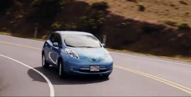 Sur l’île de Maui, une Nissan LEAF électrique recharge ses batteries en récupérant l’énergie cinétique lors des phases de freinage