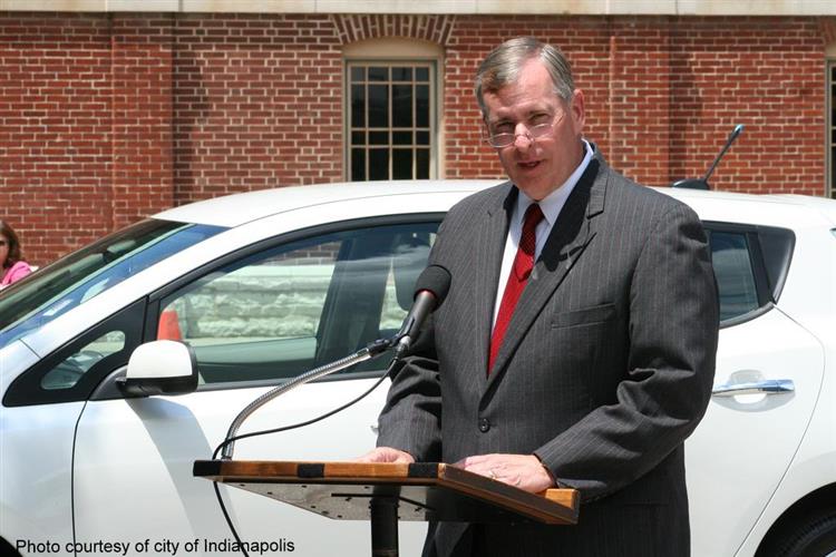Greg Ballard, le maire de la ville d'Indianapolis, s'est fixé deux objectifs : remplacer les 500 véhicules municipaux par des électriques ou hybrides d'ici à fin 2015, déployer une solution d'autopartage électrique identique à celle d'Autolib'