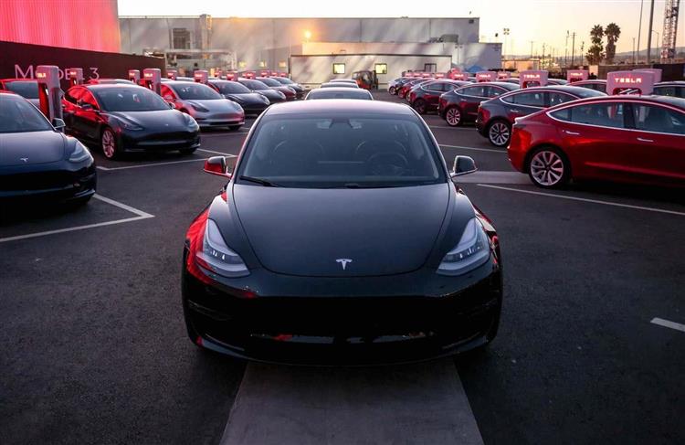 Mise en production le 7 juillet 2017, la familiale électrique Tesla Model 3 a été assemblée à très exactement 101 137 exemplaires