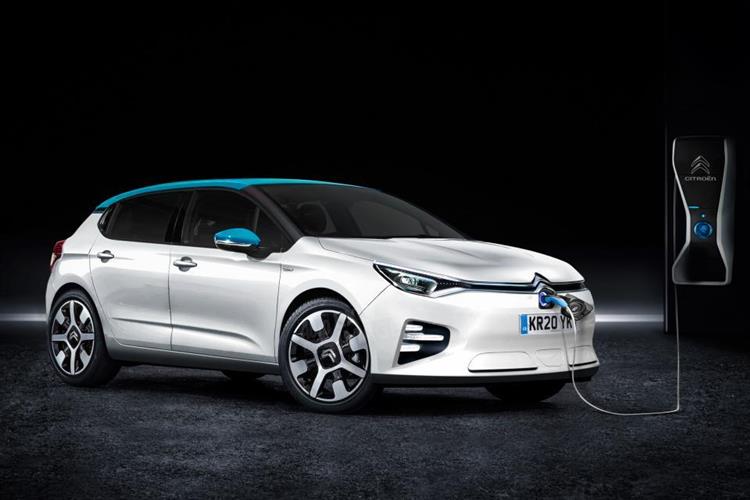 Selon la directrice de la marque et le patron de l’ingénierie du groupe, la prochaine Citroën C4 sera déclinée dans une version électrique offrant une autonomie de 350 km (crédits : Auto Express)