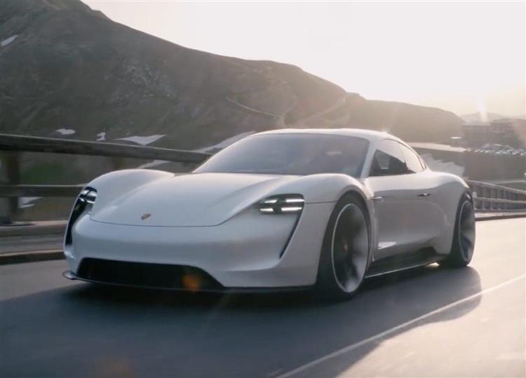 Première voiture électrique de Porsche, la berline Taycan sera commercialisée en différents niveaux de finitions à des tarifs oscillants entre 77 184 et 93 407 euros