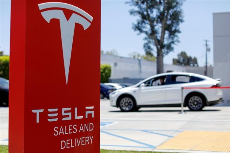 Au troisième trimestre, Tesla a produit près de 83 800 véhicules électriques et a dégagé un bénéfice de 312 millions de dollars, le second de sa jeune histoire