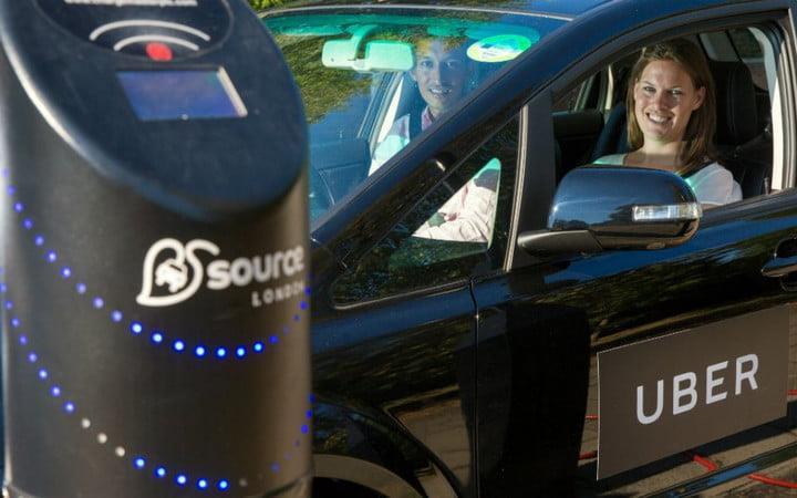 En appliquant une surcharge de 17 cents par kilomètre, Uber veut convertir la totalité de sa flotte londonienne à l’électrique