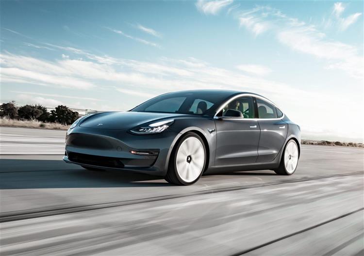 Avec une marge brute de 20 % dégagée sur chaque véhicule, la Tesla Model 3 est aussi la familiale la plus vendue en termes de chiffres d’affaires