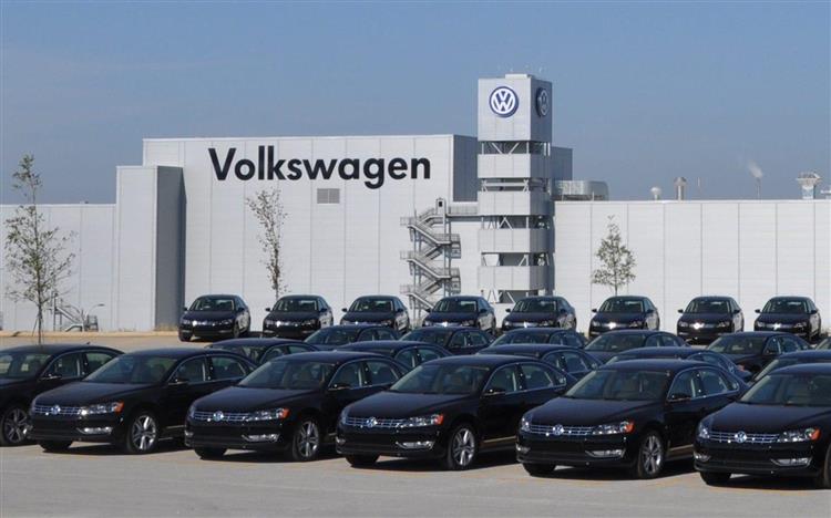 Pour sécuriser son approvisionnement en cellules pour batteries de véhicules électriques, le groupe Volkswagen pourrait construire plusieurs usines en Europe