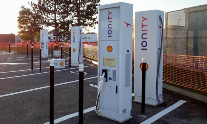 Dans le cadre de son partenariat avec IONITY, le pétrolier Shell installe ses deux premières stations de charge à haute puissance sur les aires de Chartres, sur l’autoroute A11