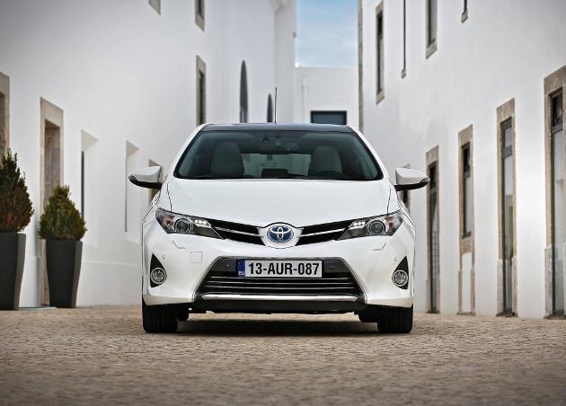 Commercialisée depuis janvier 2013, la berline compacte Toyota Auris en version hybride est disponible à partir de 25 150 euros (bonus « écologique » déduit)