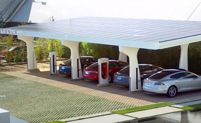 Grâce aux Superchargers, la Tesla Model S recouvre 270 km d’autonomie en à peine 20 minutes. Le constructeur installera une dizaine de ces bornes de recharge d’ici le printemps 2015