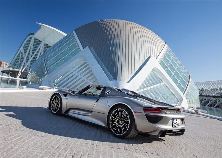 Porsche s’est lancé dans un vaste programme d’électrification de sa gamme : après le Cayenne, la Panamera et la 918, c’est au tour de la 911 d’être équipée d’une motorisation hybride rechargeable