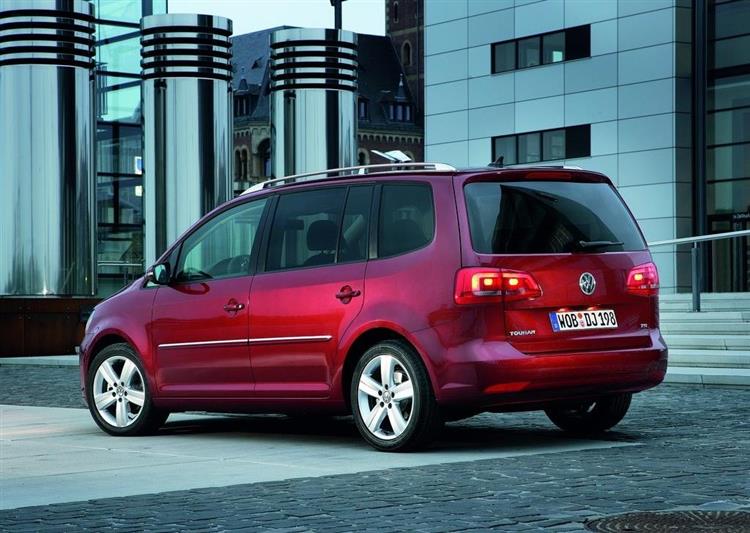 Le monospace compact Volkswagen Touran a fait son apparition en 2003 ; la seconde génération sera commercialisée début 2015 et intégrera notamment une motorisation hybride rechargeable héritée de la Golf