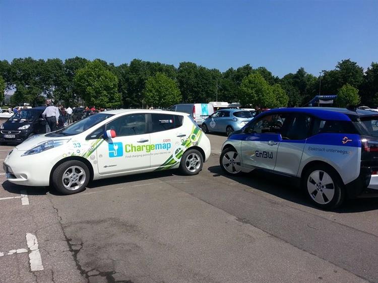 Le Team Chargemap, l’application dédiée à la localisation des bornes de recharge en France et en Europe. Ici, sur le parking du Musée Mercedes-Benz à Stuttgart, avant le départ de l'édition 2014 du rallye WAVE