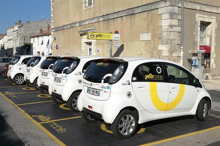 La Rochelle est une ville précurseur en matière de mobilité électrique : dès 1999, elle a mis en place un système d’autopartage électrique (50 véhicules électriques exploités par Proxiway sur 13 stations)