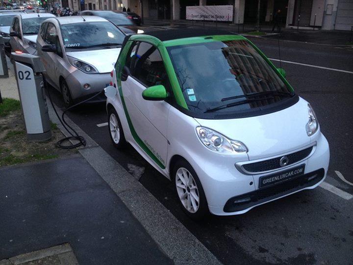 Une smart fortwo ED (Electric Drive) du loueur Greenlux Car à Paris : dans cette ville, tous les véhicules électriques bénéficient de la gratuité du stationnement