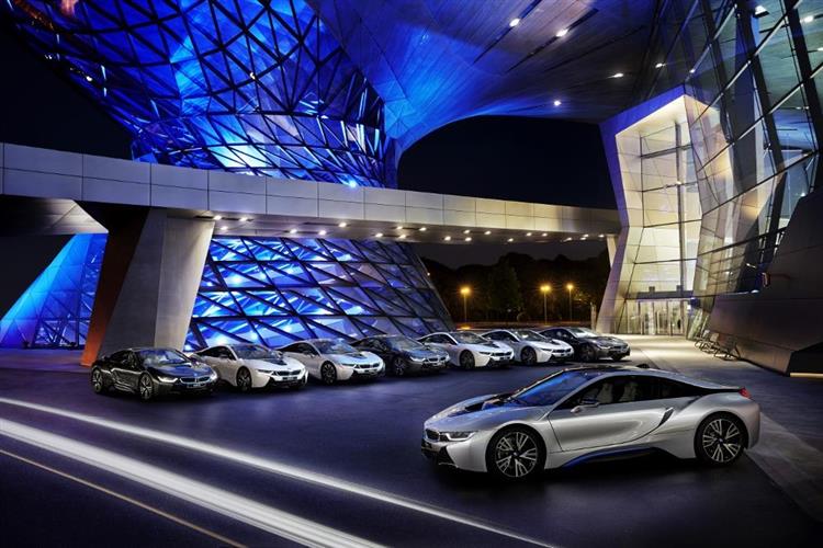 Affichée au prix de 145 950 euros, la BMW i8 hybride rechargeable bénéficie d’un bonus « écologique » de 4 000 euros