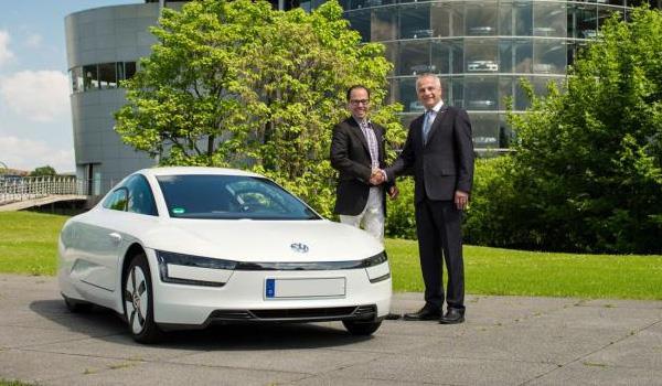 Affiché 110 000 euros et produit à 250 unités, le Volkswagen XL1 bénéficie en France d’un bonus de 4 000 euros réservé aux modèles hybrides rechargeables