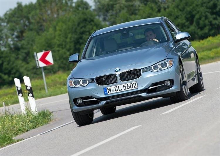 La berline BMW ActiveHybrid 3 appartient à la famille des véhicules hybrides habituellement bénéficiaires d’un bonus. Pourtant, elle est soumise à un malus de 250 euros en raison de ses émissions (139 g de CO2/km)