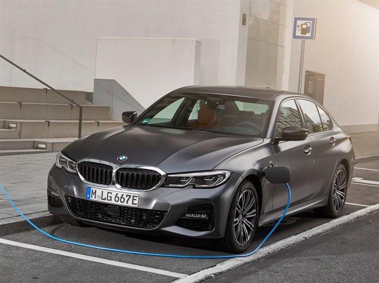 Dotée d'une nouvelle batterie d'une capacité de 12 kWh, la nouvelle BMW 330e offre une autonomie électrique de 60 km selon le cycle WLTP