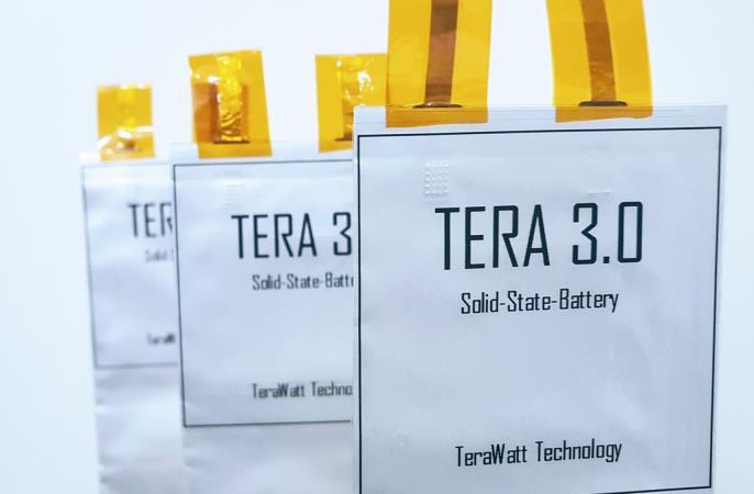 Avec une densité énergétique de 432 Wh/kg, la batterie solide de TerraWatt offre pour le poids d’une pile Lithium-Ion actuelle une autonomie doublée