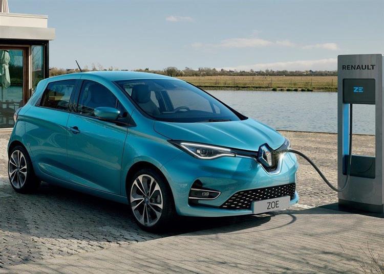 Commercialisée à un prix d’accès de 23 900 euros (hors location de batterie), la nouvelle Renault ZOE offre une autonomie mixte WLTP de 395 km