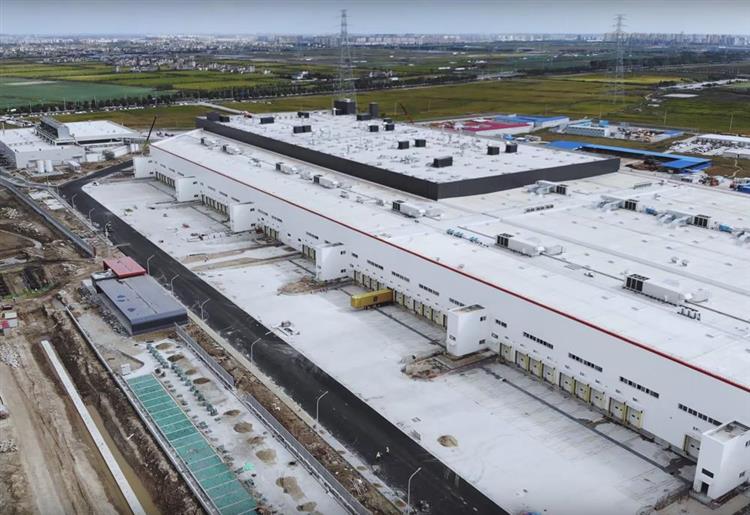 Première usine de production de véhicules électriques à être détenue à 100 % par un constructeur étranger en Chine, la Tesla Gigafactory 3 a démarré l’assemblage de la Model 3