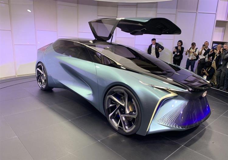 Alors qu’une première voiture électrique siglée Lexus sera présentée le mois prochain, le constructeur présente au salon de Tokyo un concept célébrant les 30 ans de la marque