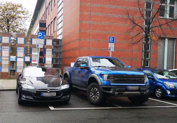 À Berlin, un Ford Ranger Raptor stationné sur deux places dédiées à la recharge des véhicules électriques a été mis en fourrière par la police (crédits : Polizei Berlin, Twitter)