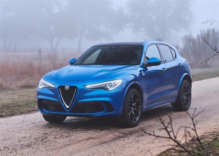 Alfa Romeo revoit ses ambitions à la baisse mais commercialisera un petit crossover électrique et un SUV compact hybride rechargeable
