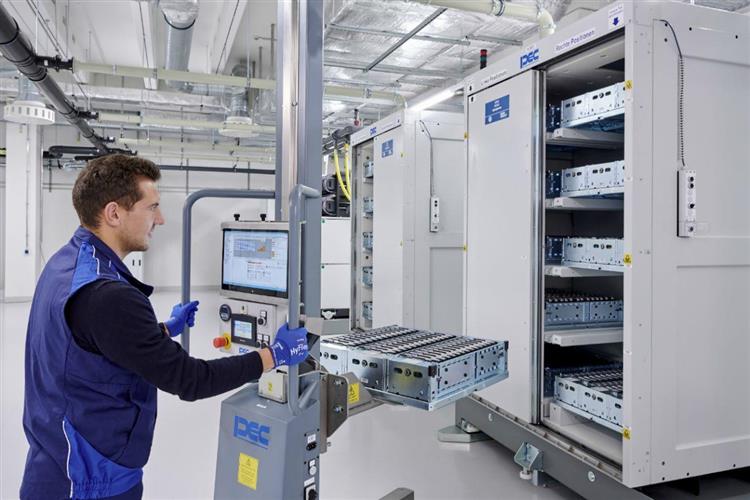 BMW a récemment inauguré un centre de compétences dédié aux batteries pour véhicules électriques et hybrides rechargeables à Munich