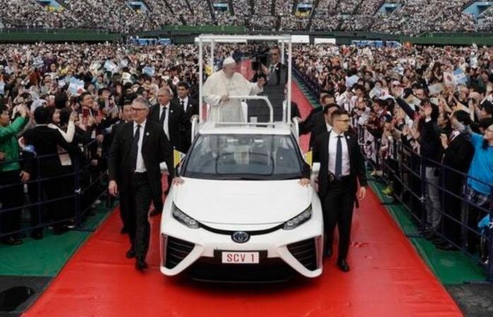 Après la Nissan LEAF et l’Opel Amprea-e à motorisation électrique, le pape François roule en Toyota Mirai alimentée à l’hydrogène