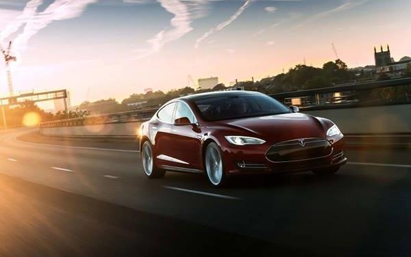 Tesla Motors sait surprendre ses clients : alors qu’officiellement les premiers Superchargers français arrivaient à l’automne 2014, le constructeur va installer des stations dès le mois de juillet