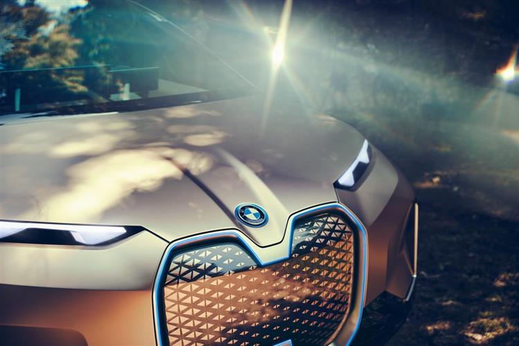 Après le iX3 qui sera assemblé en Chine l’an prochain, BMW prépare son usine historique de Dingolfing qui accueillera la production du SUV électrique iNEXT